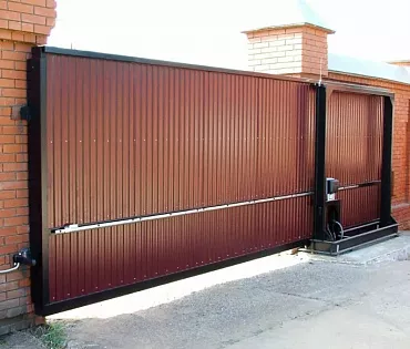 Сдвижные ворота с электроприводом для кирпичного забора